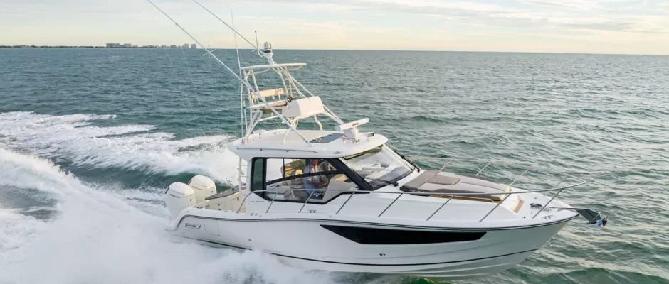 Boston Whaler 365 Conquest
